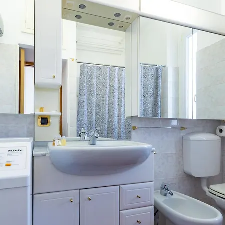 شقة The Metropolitan Cozy Near Duomo + Wifi *